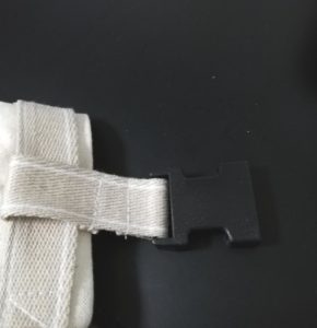 肩紐に縫い付けたカバンテープの空きに、残りのカバンテープから15cm切って通す。