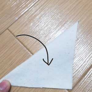 斜めに半分に折る