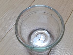 少量のボンドを少量の水で溶く写真